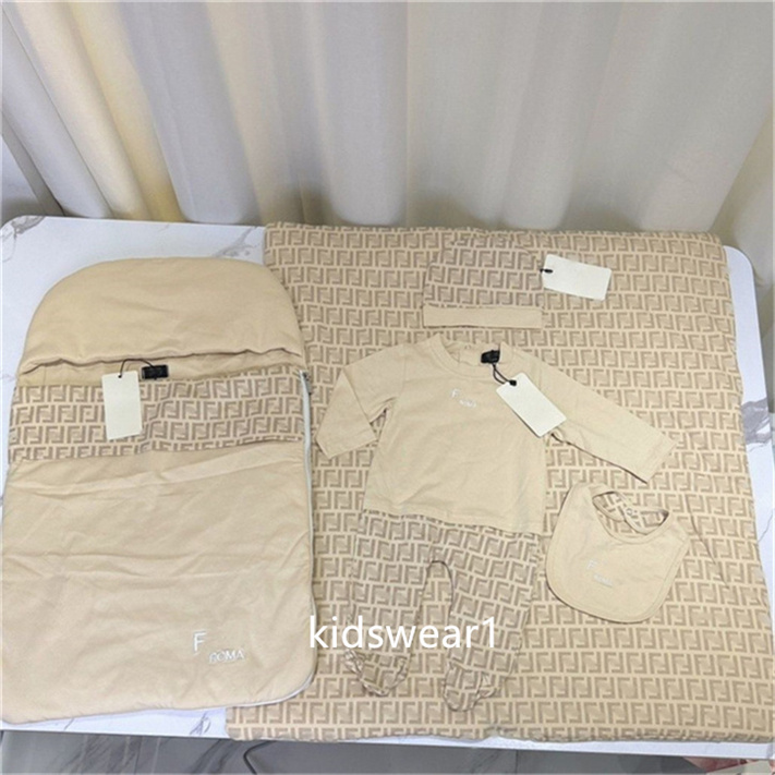 Designer nouveau-né totem lettre imprimée barboteuses costumes bébé vêtements de nuit combinaison coton literie couvertures avec chapeau et bavoi