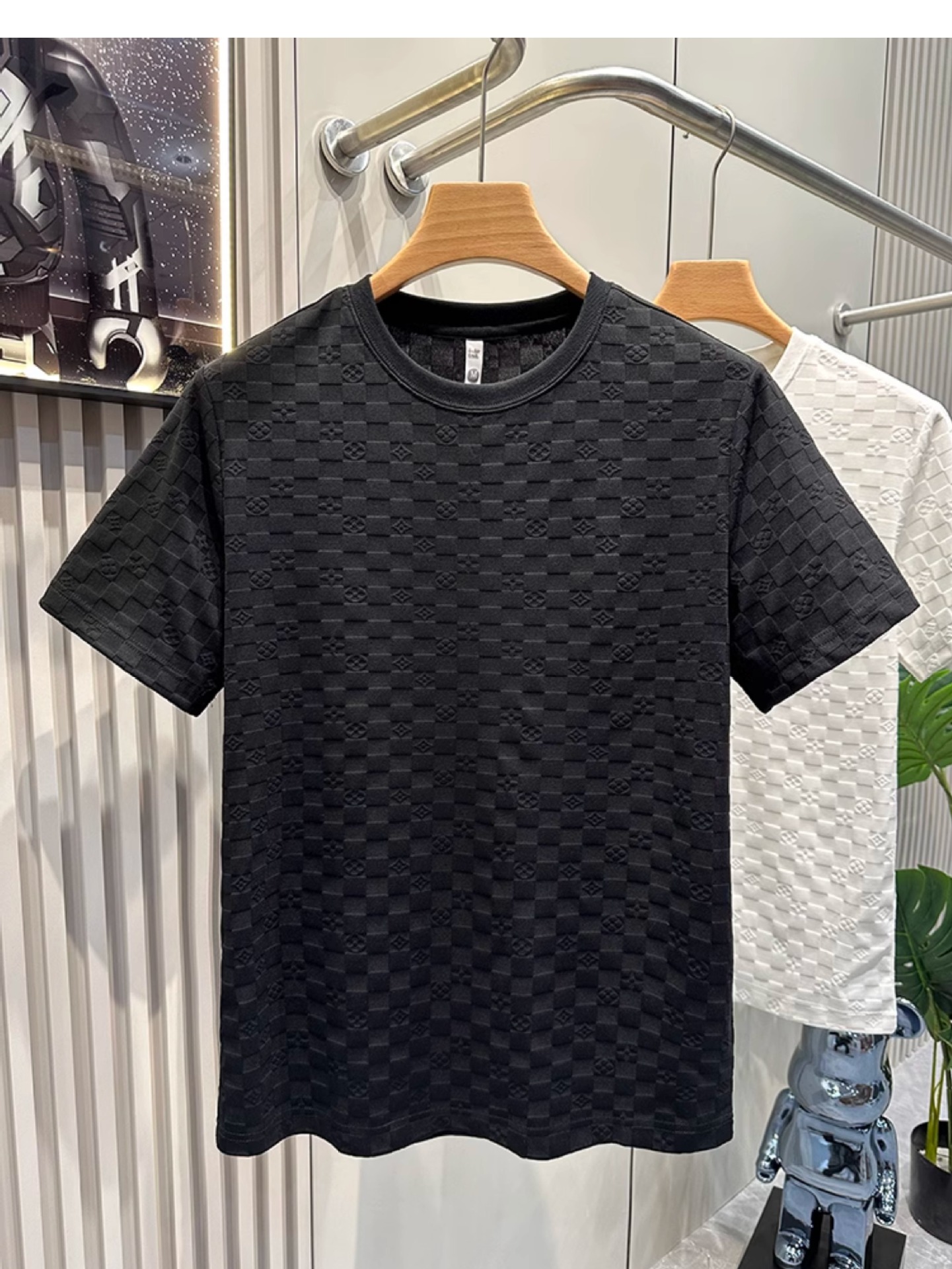 High-Quality Plaid Patterned Short-Sleeved Shirt for Men Light Luxury Elegant Pure Color Casual Round-neck T-Shirt Top Summer
