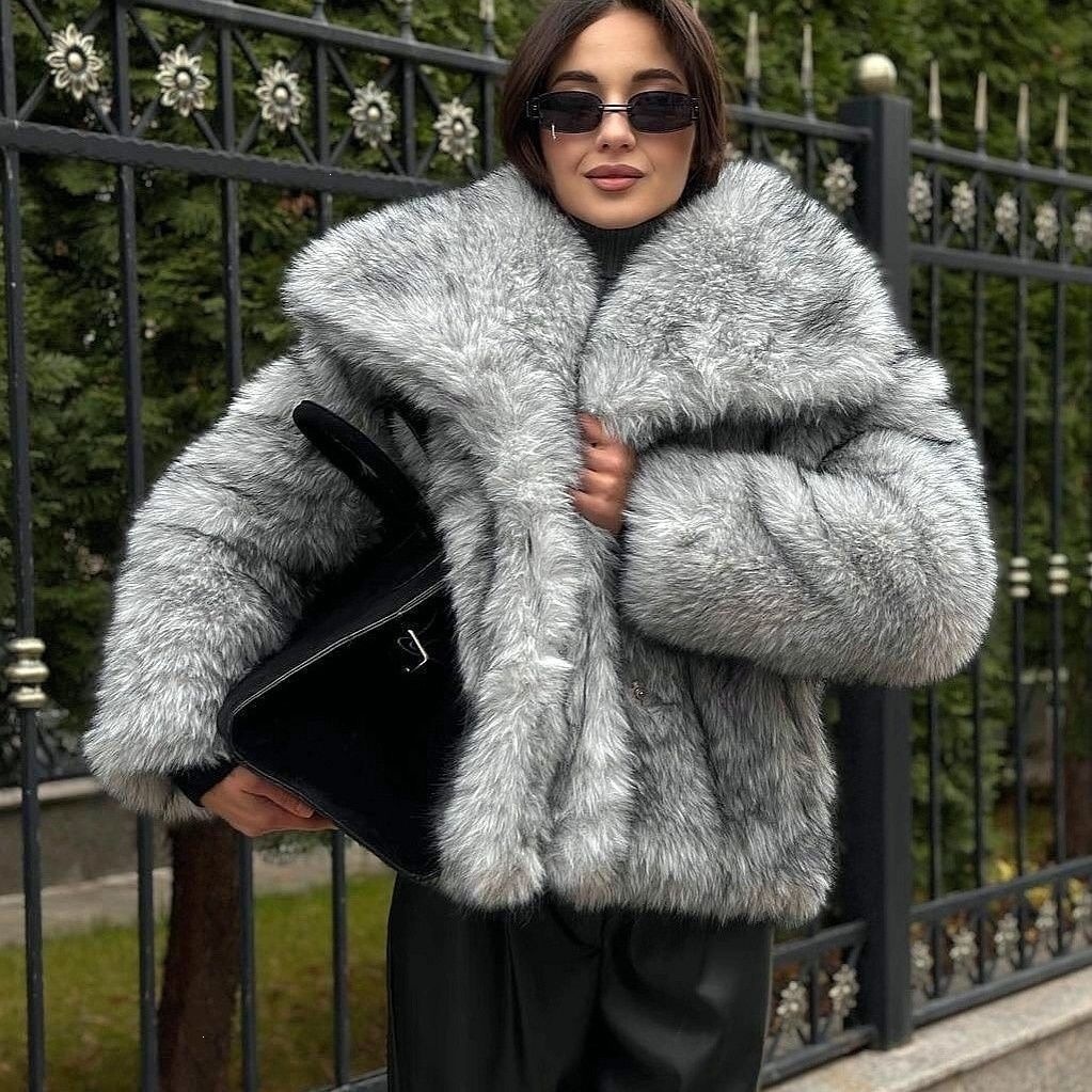 Thick fur coat Winter Fashion: New Coat Women, Short Style, Suitable For Figures, With A Large Faux Fox Fur Collar HongluThe coat is tailored and st