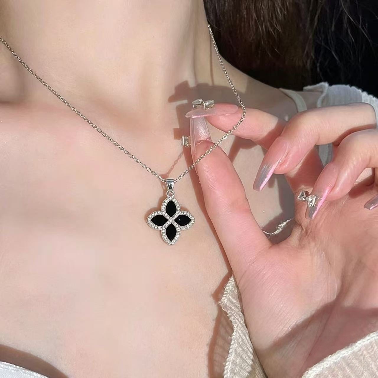 V brand necklace Black four-leaf clover necklace, delicate luxurious piece featuring cubic zirconia, unique design, and , perfect as a gift for your
