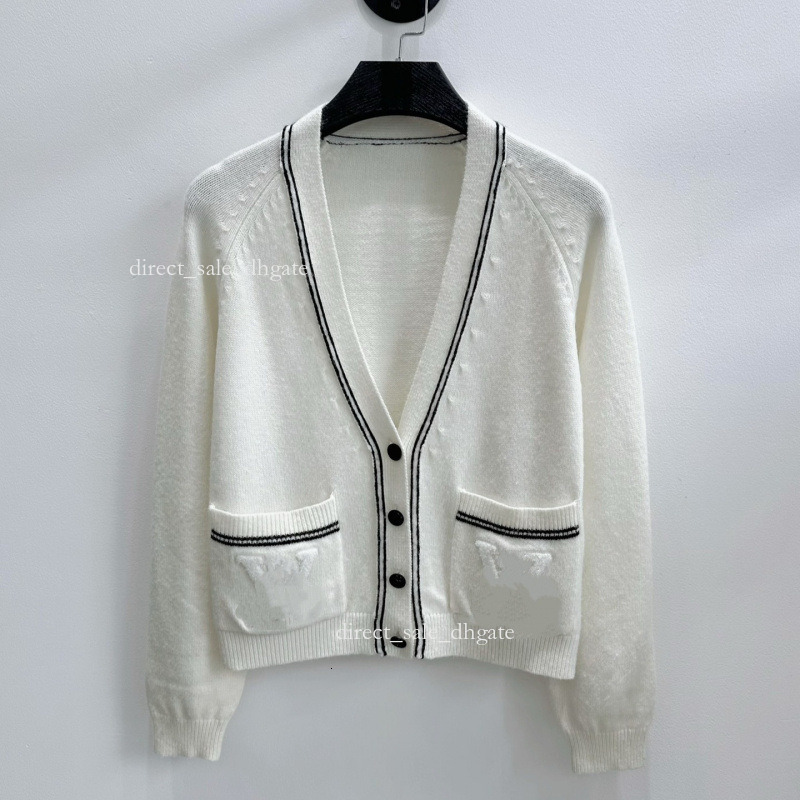 Designer 2026 Early Autumn New Collection: A Simple, Color-Blocked V-Neck Knitted Long-Sleeve Cardigan fd10