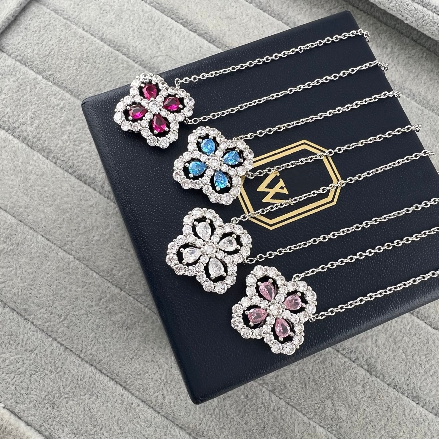 V brand necklace Hai Rui Four-Leaf Clover Diamond Necklace: A stylish versatile piece jewelry, perfect for adding a touch of luxury and good luck to