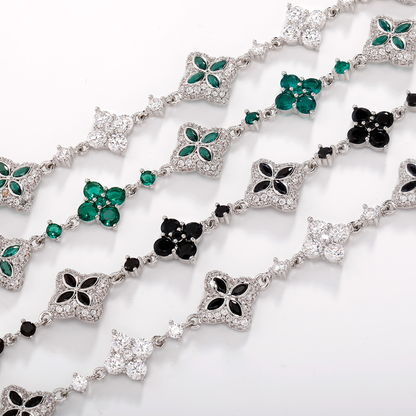 V brand bracelet Hip-hop cross-border Amazon full-diamond Korean-style light luxury high-end lucky bracelet, fashionable and simple four-leaf clover