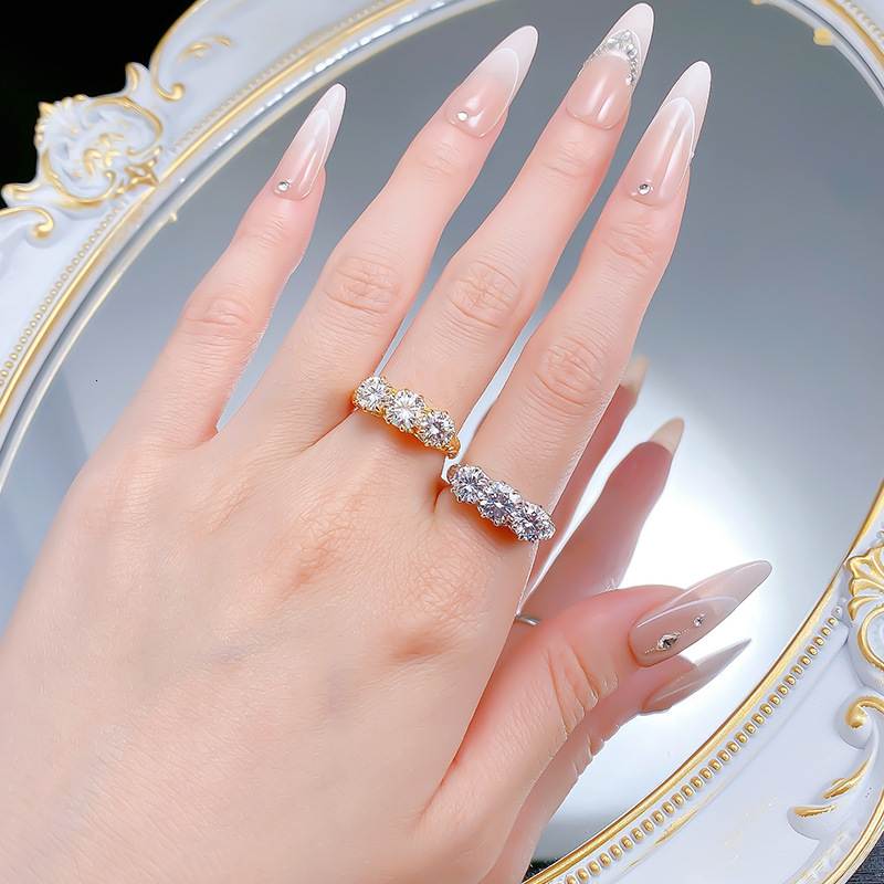 New S925 Silver Moissanite D Color Gold-Plated Round Three-Stone Ring With Vintage Carved Design