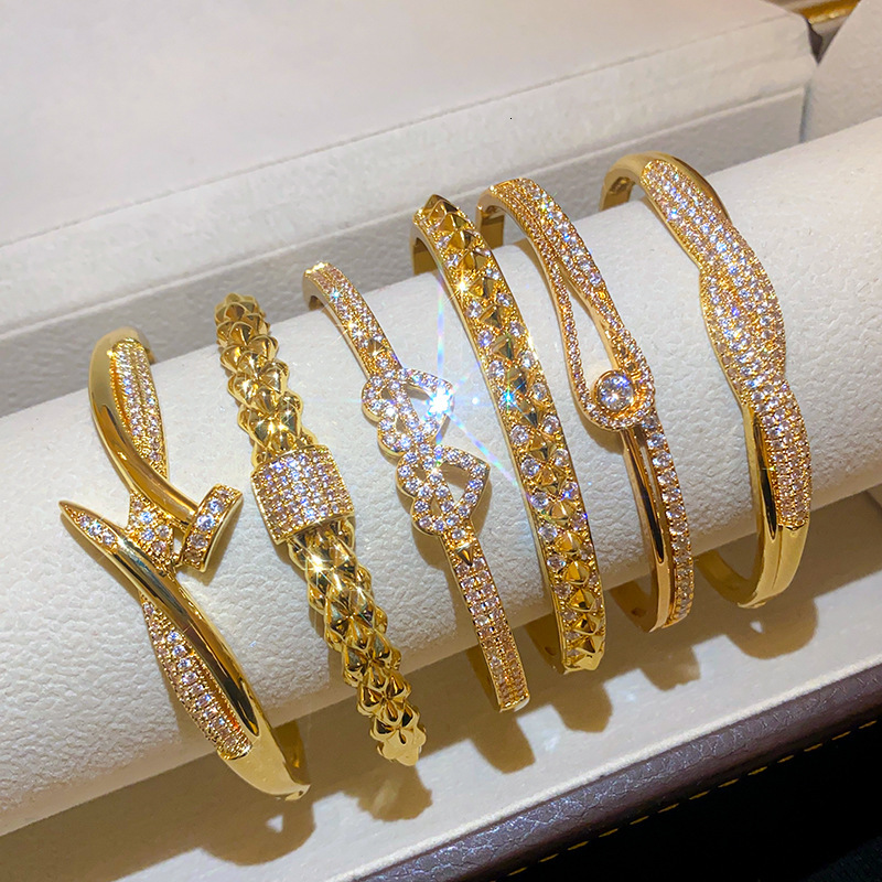 18K real gold plated round zircon clasp bracelet, light luxury high-end feel, fashionable and versatile, elegant women's jewelry T02