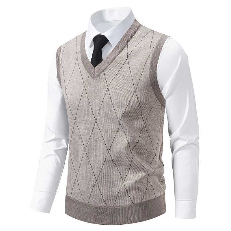 Pullover Men's Winter Vests Autumn Sweater Vest Fashion Argyle V-Neck Smart Casual Knitted Waistcoat Men Warm Knit Sleeveless Pullovers VestW26