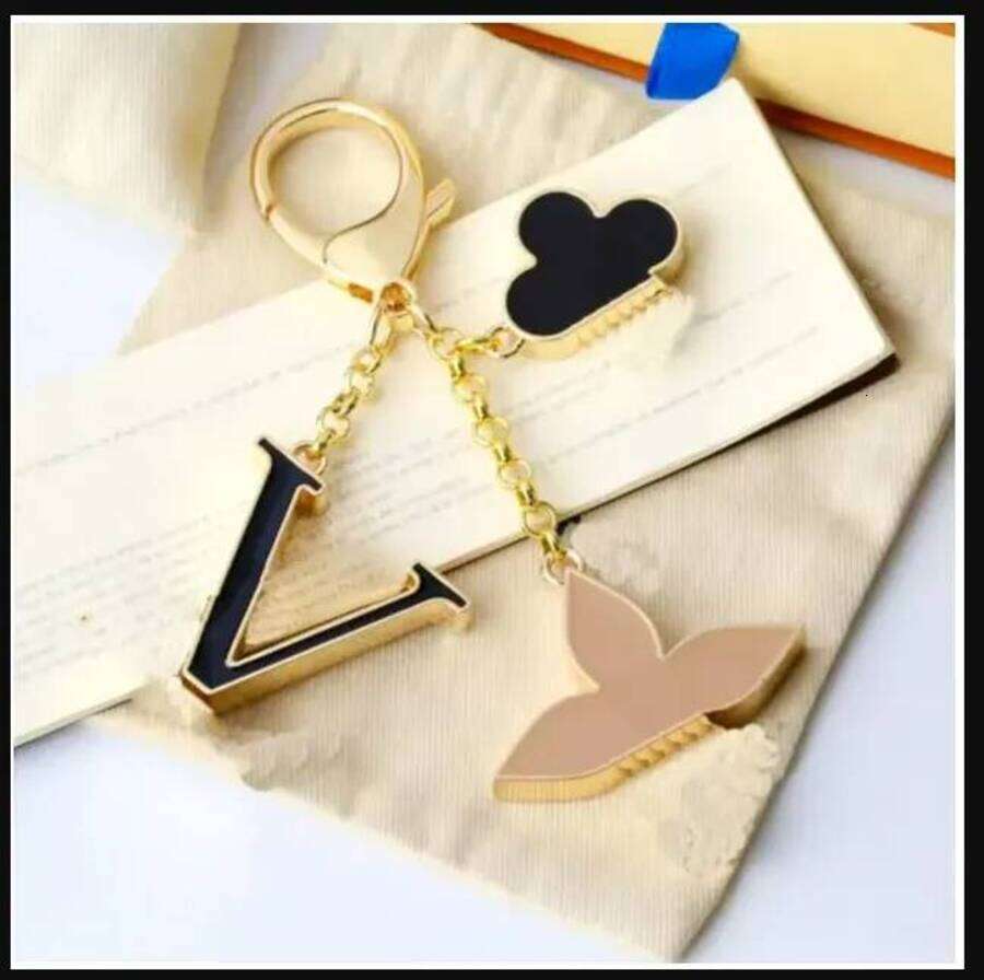 Luxury Keychains Letters perfume With Diamonds Designers Keychain Top Car Key Chain Women cologne Buckle Jewelry Keyring Bags Pendant Exquisite Gift