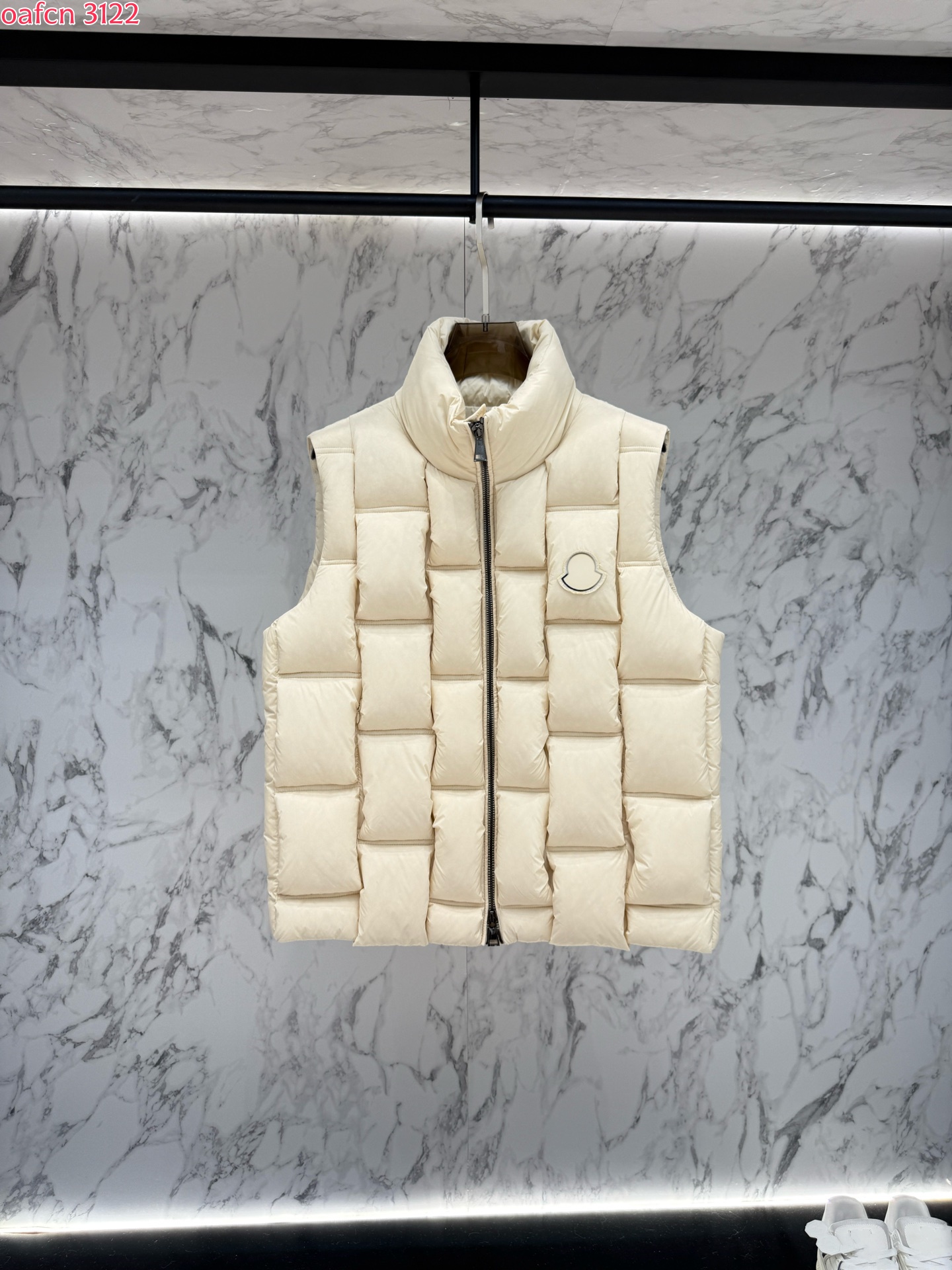 2026 Fall Mens Down Designer Mens Stand Collar Down Vest Sleeveless Quilted Warm Winter Puffer Gilet Back Embossed Logo Thick Outerwear For Cold Wea