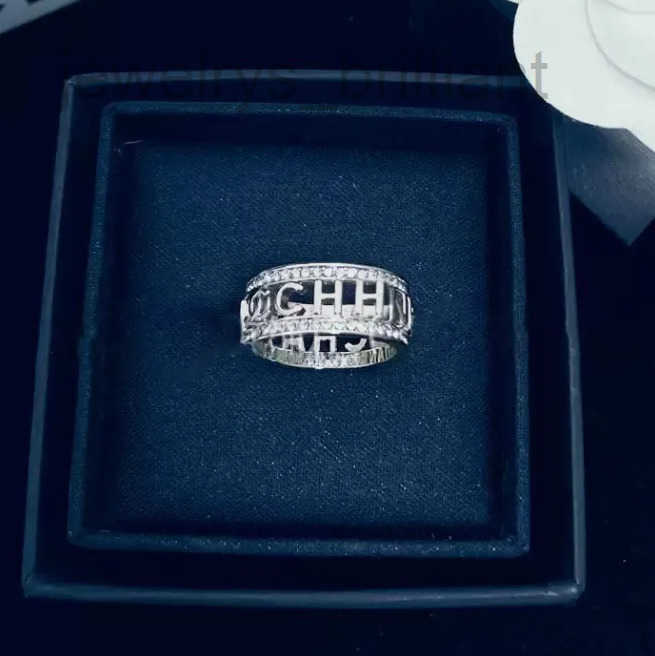 Designer ring Exquisite letter diamond ring popular couple ring Designer's high-end ring Wedding diamond rings for men and women Wedding annive