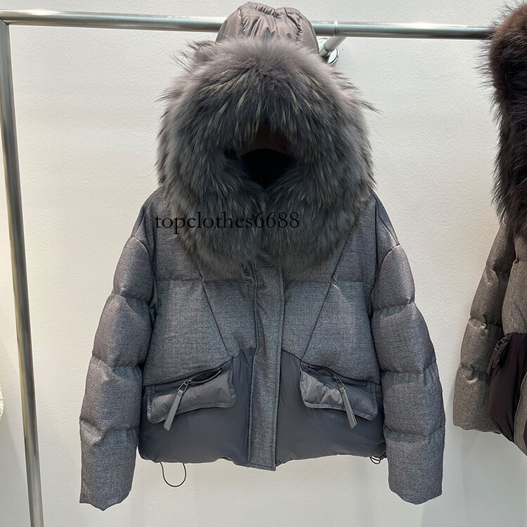European-style 2026 winter new collection: women's short, loose-fitting, thick, warm down jacket with a large faux fur collar and hood, exuding