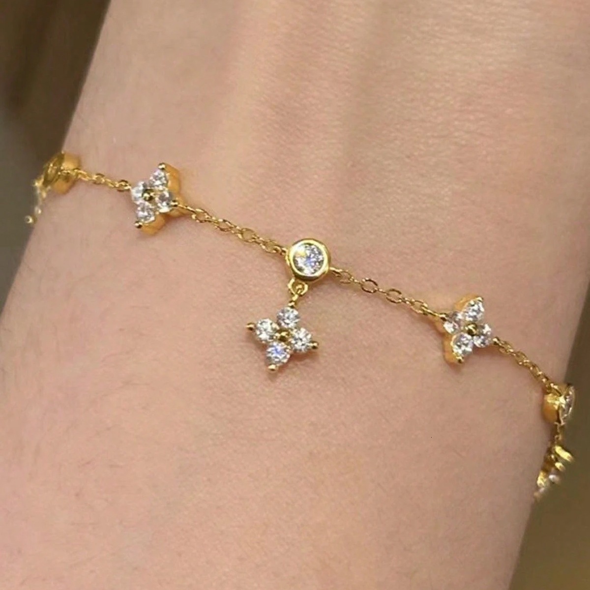 V brand bracelet Four-leaf Clover Bracelet for Women, European and American Cross-border TEMU New Hot Item, Fashionable Simple Style Hand Jewelry