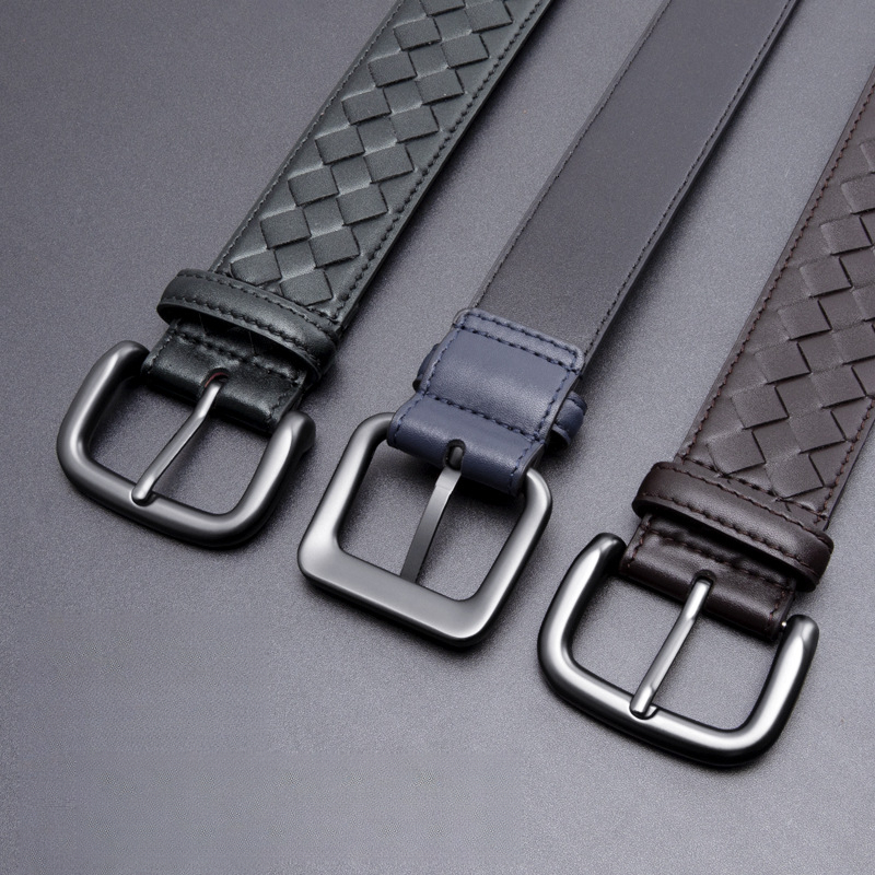 The Designer's New Fashionable, Versatile And Simple Woven Leather Belt With A Casual Buckle Features An Elegant And Luxurious Style.