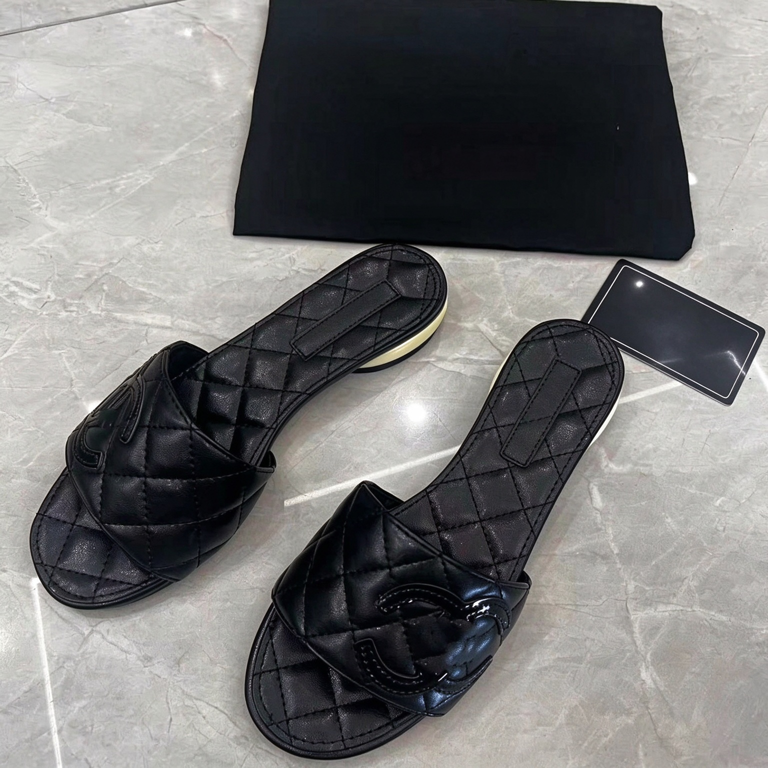 Luxury brand 2027 New Design Style Color Print Slippers Summer Hot Trend Versatile Women Sandals Beach Casual Flat Slippers Black White 35--42