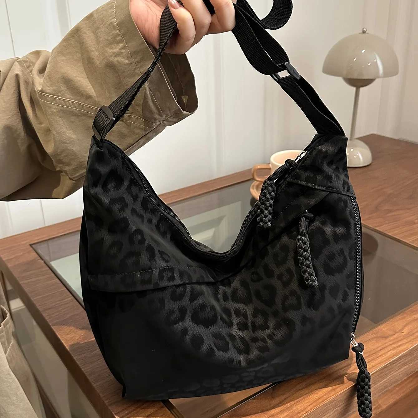 Shoulder Bags 1pc Leopard Print Crossbody Bag for Women Trendy Casual Shoulder Purse with Adjustable Strap Fashionable Zipper Pocket Purse H261016