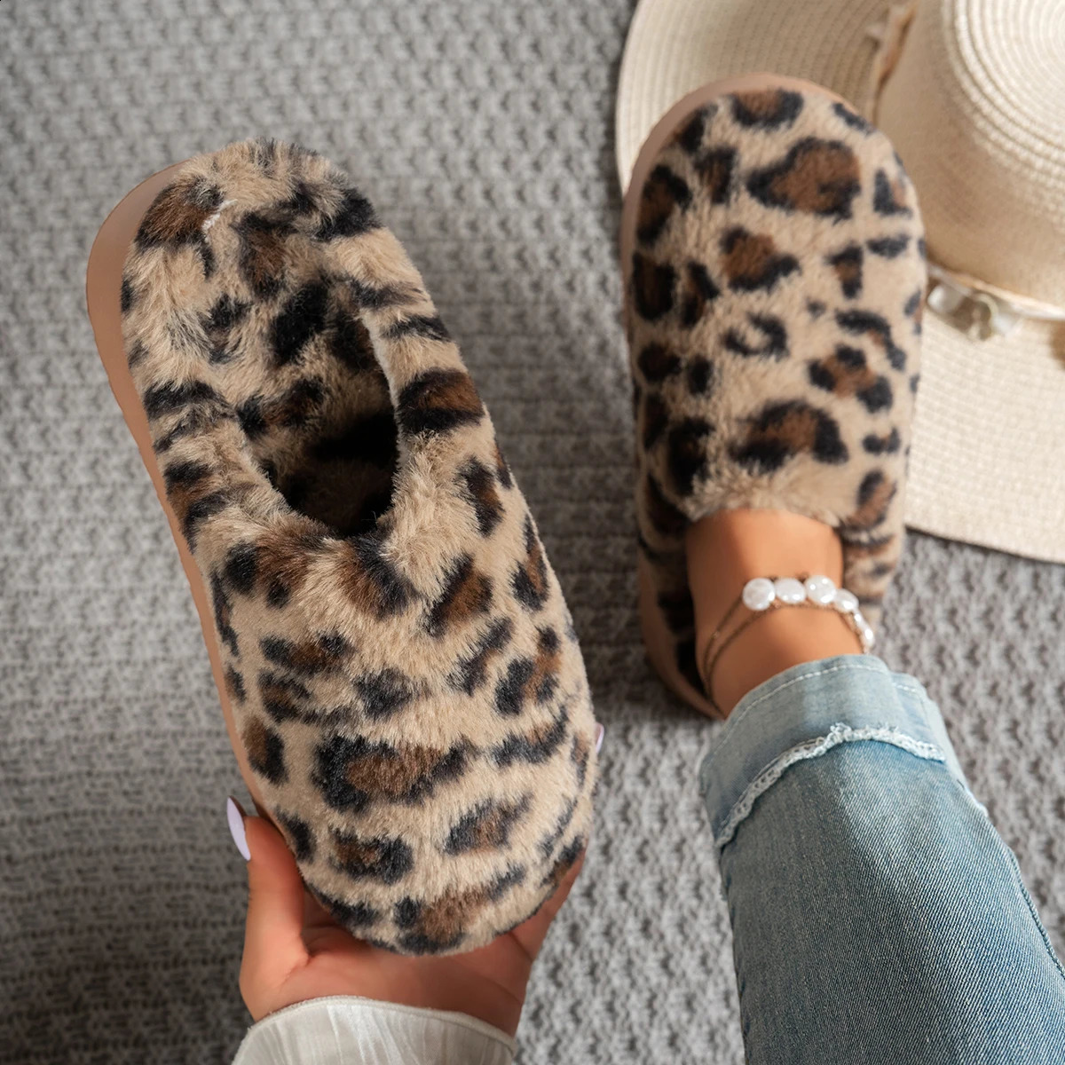 Women's Versatile Casual Flat-Soled Comfortable Warm Indoor and Outdoor Closed-Toe Thick-Soled Slippers for Autumn and Winter 261017