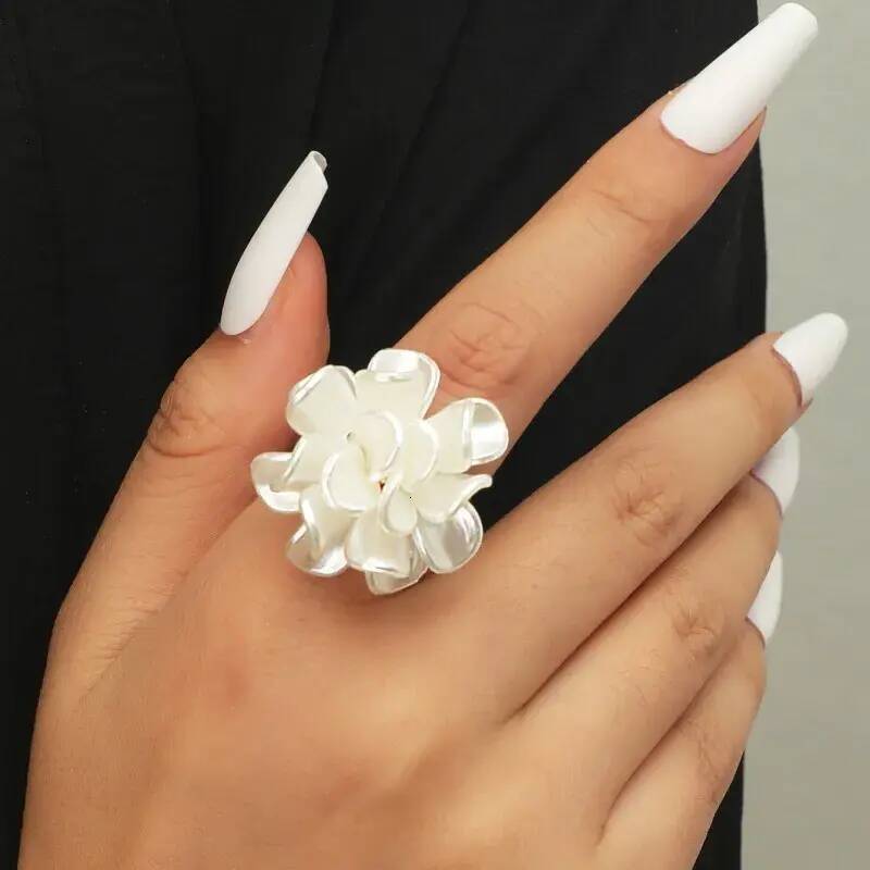 ollection Ring Sets & Multi-Piece Combination Finger Rings Designer European American Style Personality Exaggerated Flower Fashionable Tempe