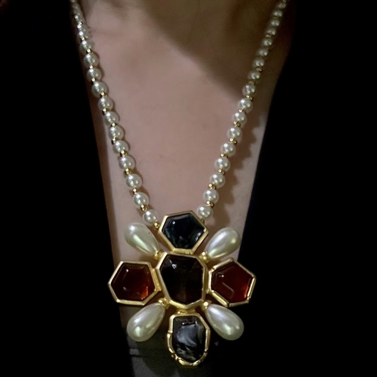 Luxury Charms Women Fashion Necklace High Quality Yellow Gold Plated Letter Bling Colorful Glass Flower Pendant Pearl Chain Necklace for Girls Women