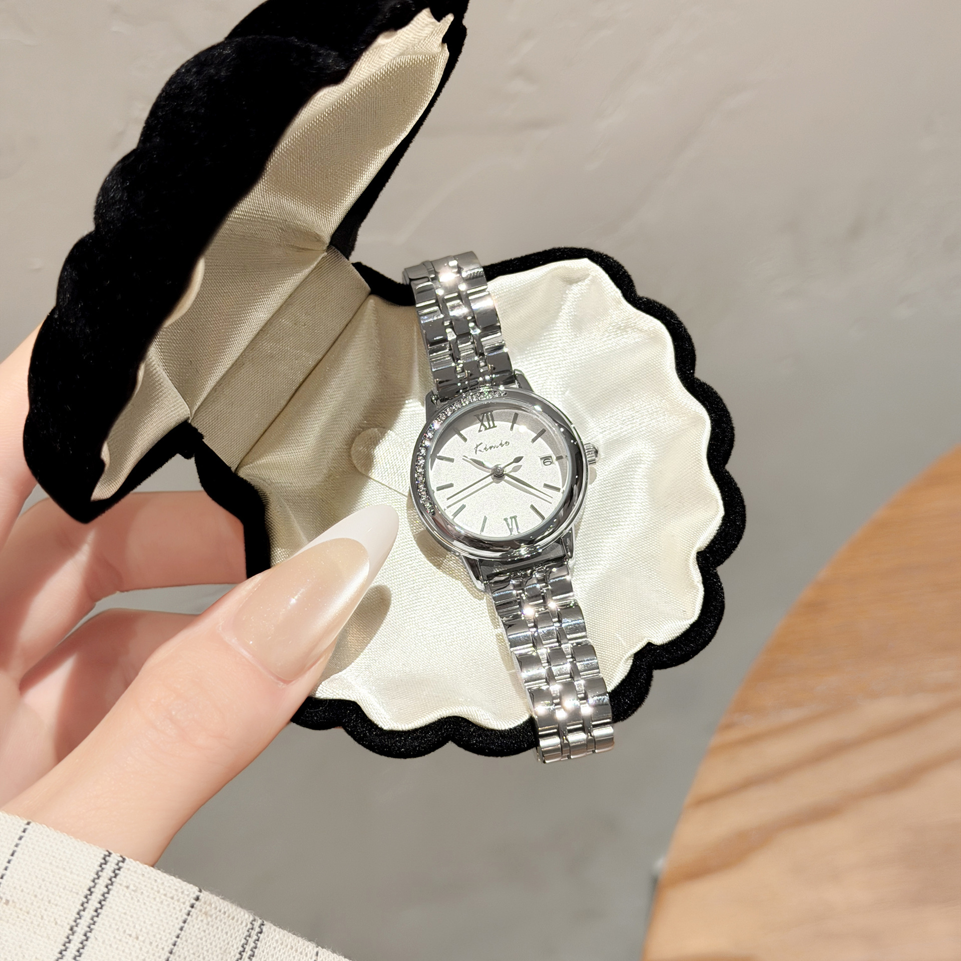 Jinmiou new women's watch, fashionable and casual, with a steel band, a lightweight and versatile design, and a quartz movement with a date dis