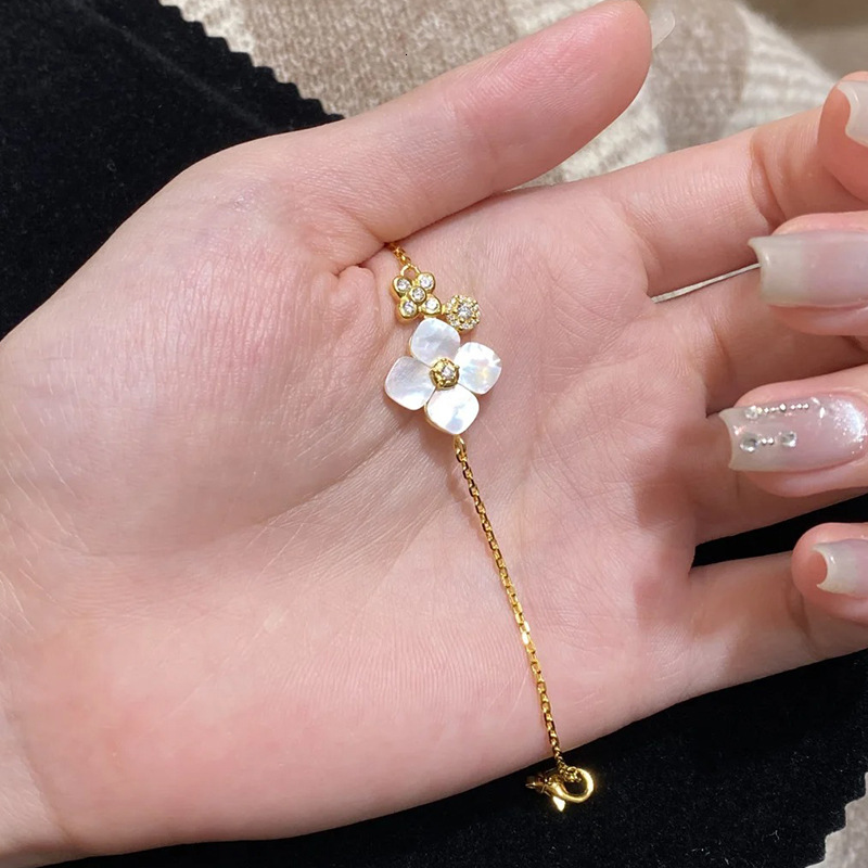 French Retro, Fashionable, Exquisite Four-Leaf Clover Mother-Of-Pearl Bracelet, Offering A Touch Of Luxury And Sophistication, With Adjustable Lengt