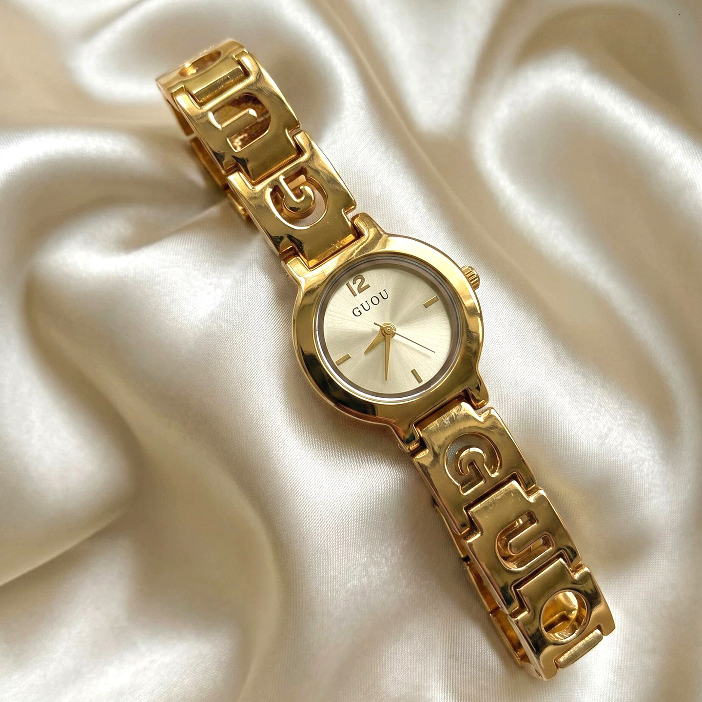 Designer exquisite watch Vintage European-style women's watch featuring lightweight luxurious unique hollowed-out strap fashionable quartz wris