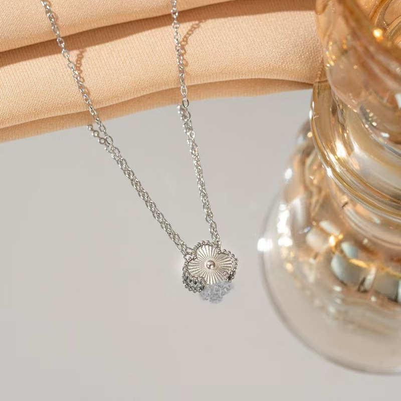 V brand necklace Cross-border new product: stylish sophisticated four-leaf clover necklace for women, and a stainless steel clavicle chain