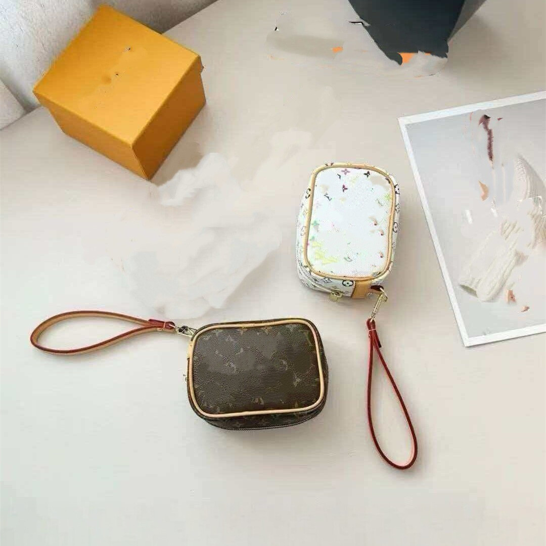 Designer Mini Handbag Fashion Keychains Brand Bag Charms Woman Flower Letter Keychain Airpods Case Lipstick Pouch Charm Accessory Coin Purse Pendant
