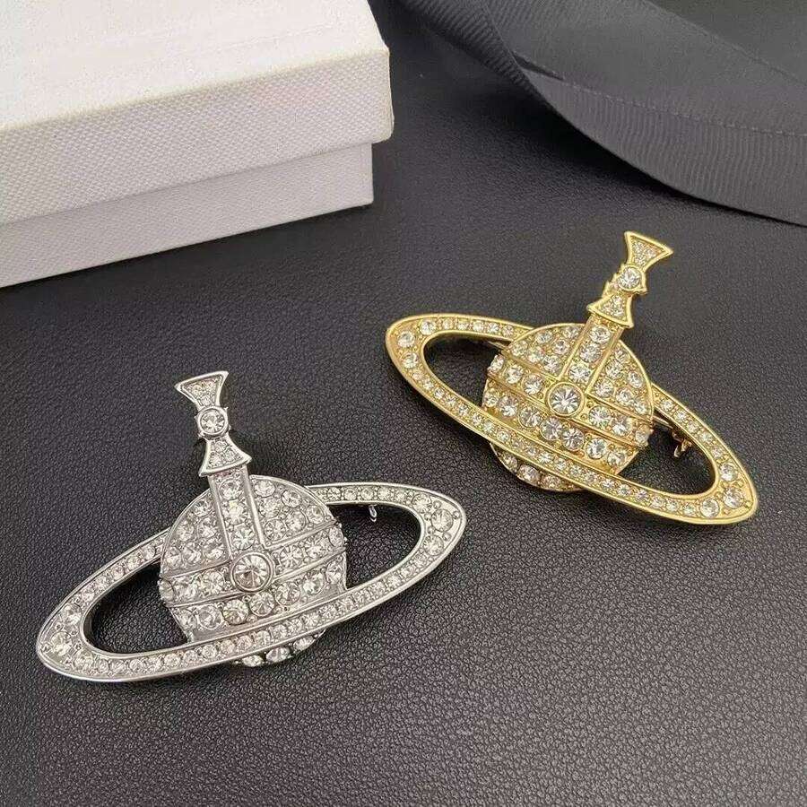 2026 Designer perfume Women Men Letter Pins Luxury Fashion Men Women Unisex cologne Brooch Jewelry Accessories Lovers Gift High Quality Copper Mater