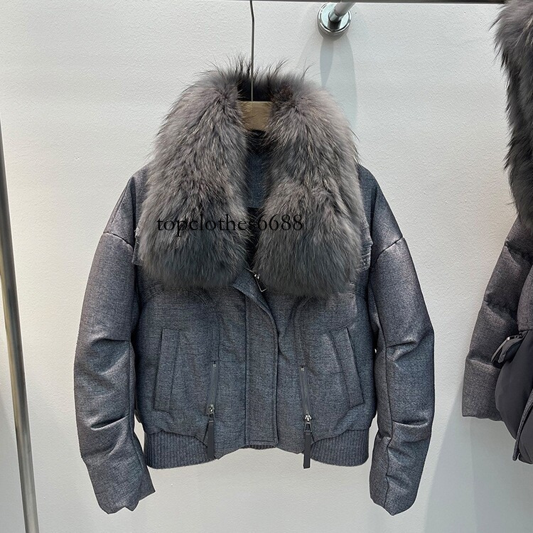 2026 winter new arrival: women's short, loose-fitting, thick, and warm white duck down parka with a large raccoon fur collar