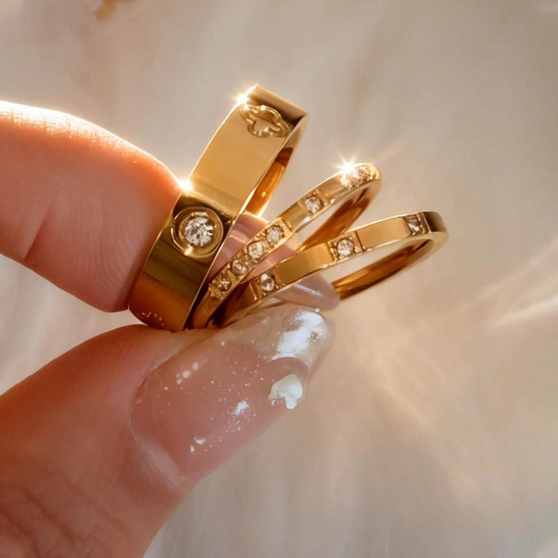 V brand ring Trendy gold-plated four-leaf clover ring, simple stylish, perfect for the index finger, a versatile and lightweight luxury ring