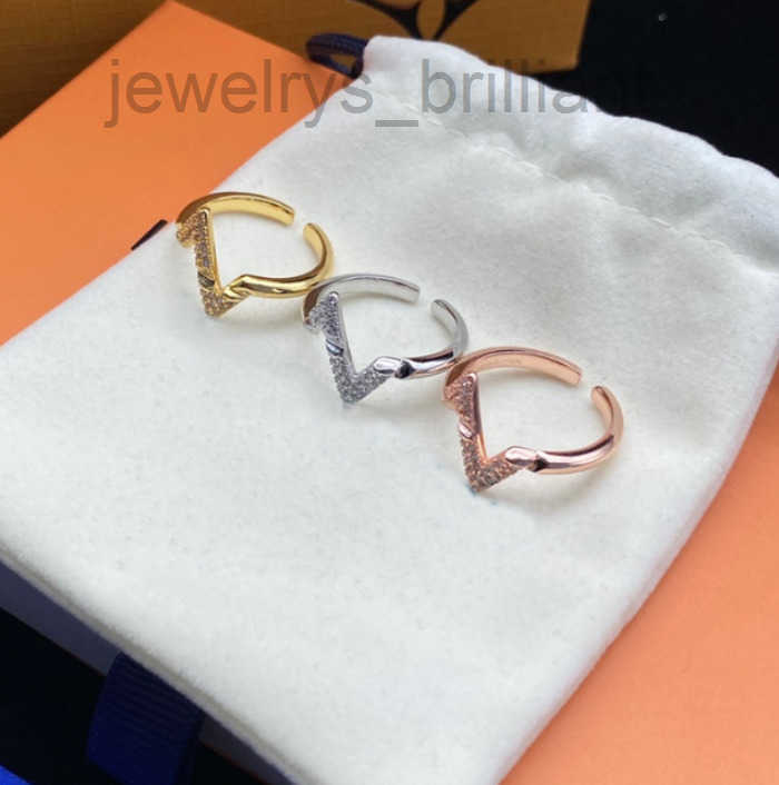 Women Letter V Ripple Ring Designer Ring Simple Geometric Diamond Ring Popular Rings For Women Luxury Shining Crystal Stone Wedding Jewelry Party Gi