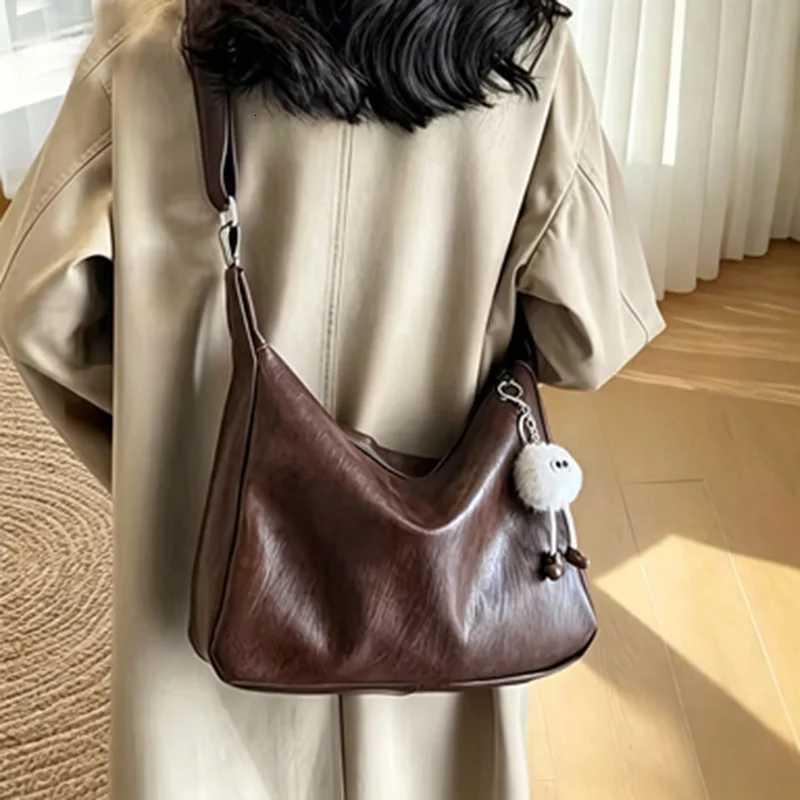 Shoulder Bags Women's Vintage Large Capacity Shoulder Bag Stylish PU Leather Crossbody Tote with Fluffy Charm for Daily Commute School H261016