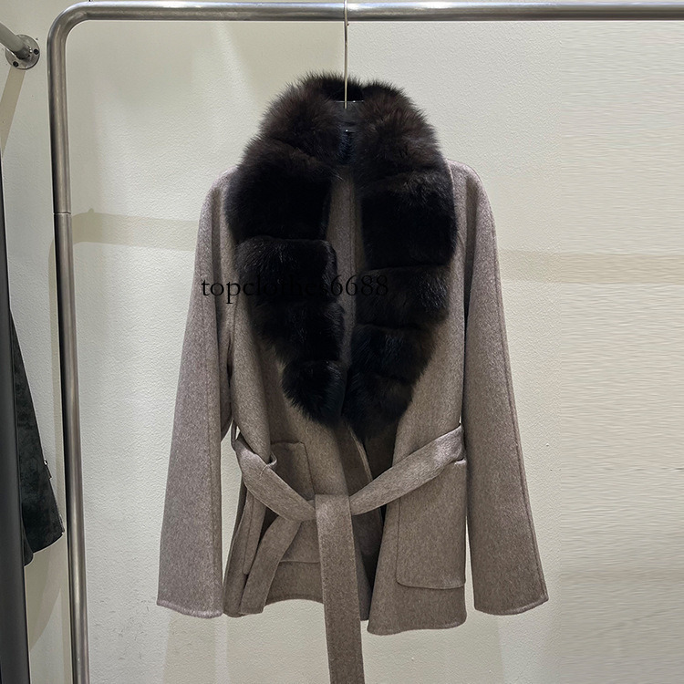 2026 autumn/winter new collection: women's short faux coat with large fox fur collar, featuring drawstring waist for a slimming effect and prov
