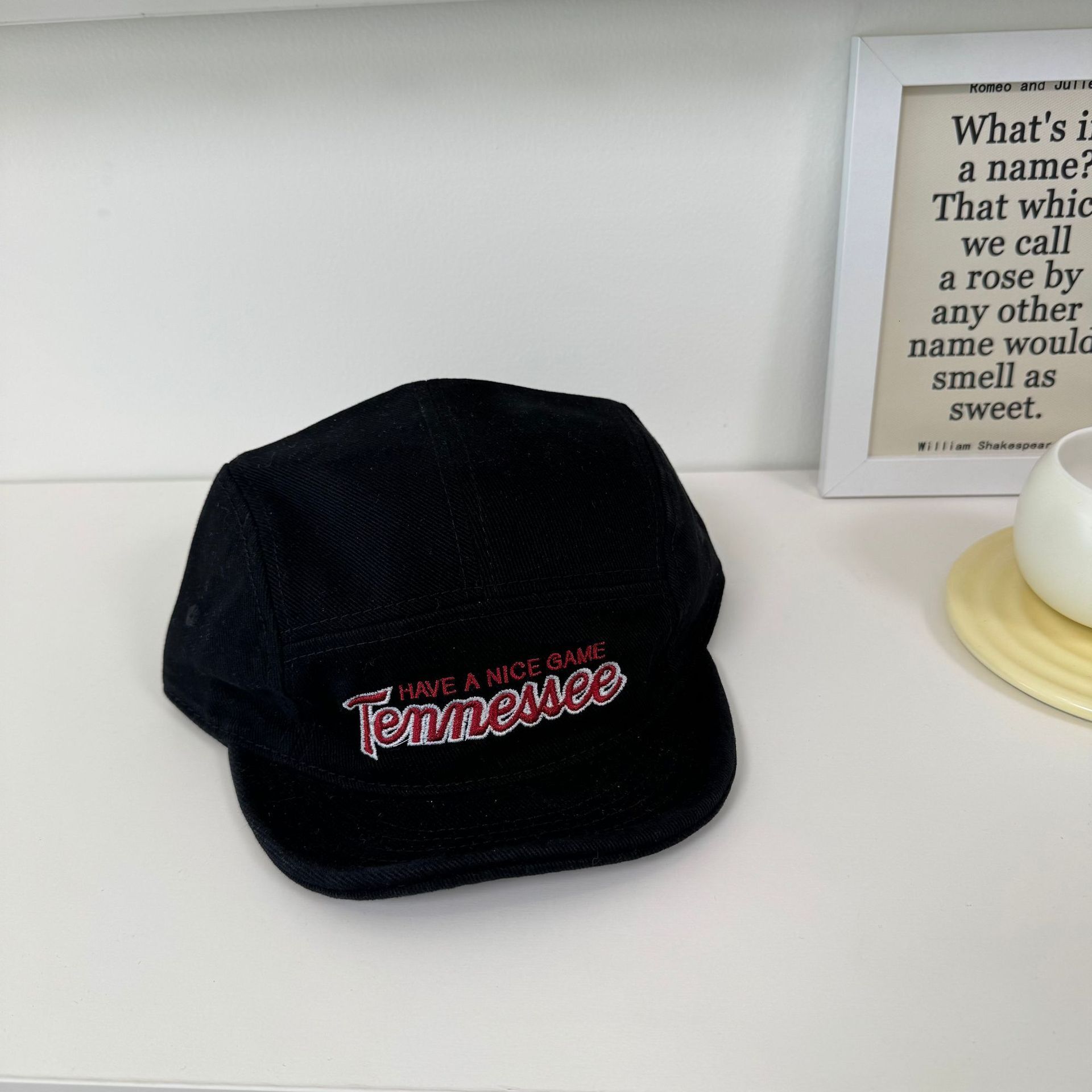 Koreanstyle niche design American retro letter embroidered shortbrimmed baseball cap for men and women washed denim sun hat