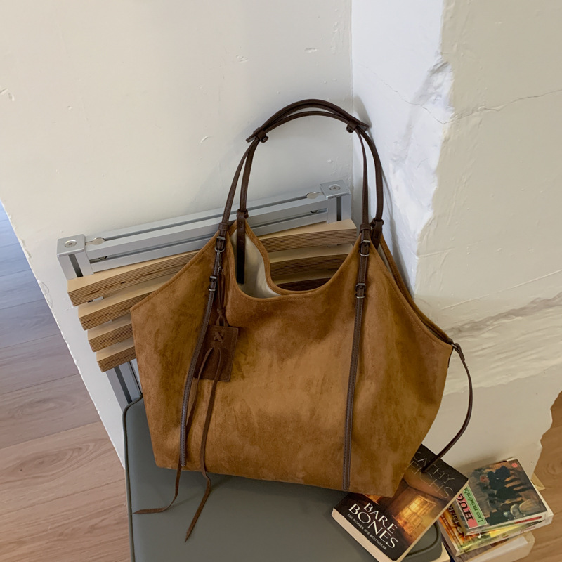 Large-capacity leopard-print commuter tote for women, 2026 autumn new collection, relaxed and stylish, lightweight luxury shoulder bag