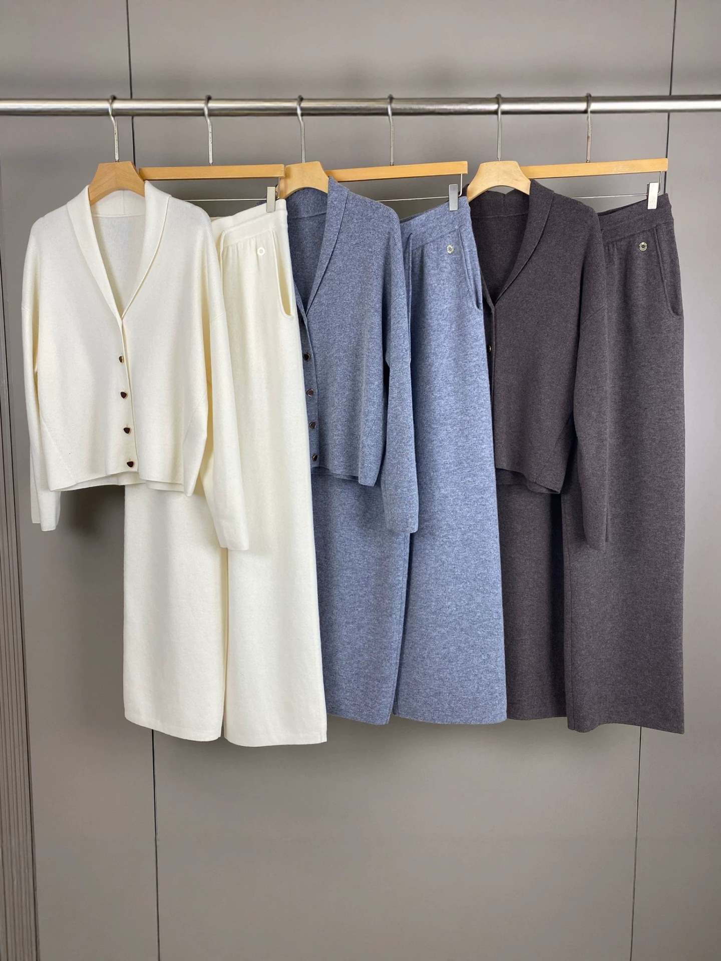 Gopin Autumn/Winter New Collection: LP Pure Cashmere Vneck Solid Color Knit Sweater And Elastic Waist Straightleg Wideleg Pants