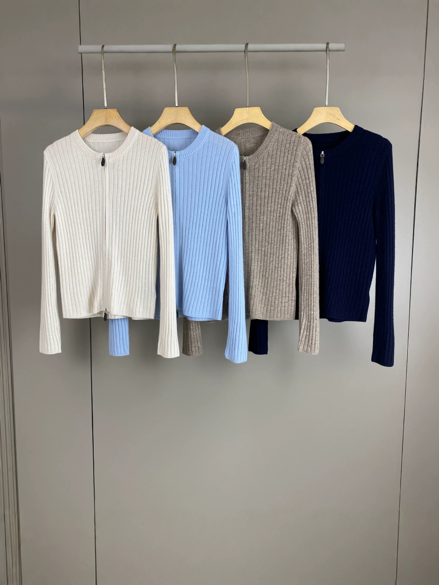 Gopin Autumn/Winter New Collection: LP Pure Cashmere Crew Neck Ribbed Knit Cardigan, A Stylish And Versatile Piece For Everyday Wear