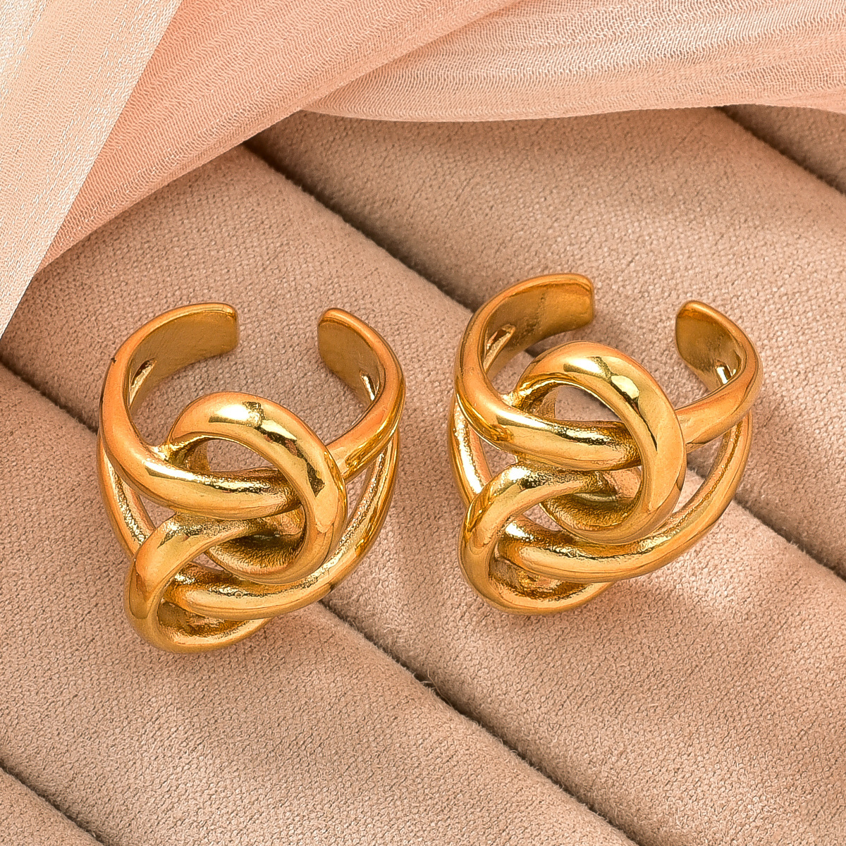 European American style 18K gold stainless steel geometric line-wrapped personalized ring, a trendy and stylish new design for sales, an exquisite