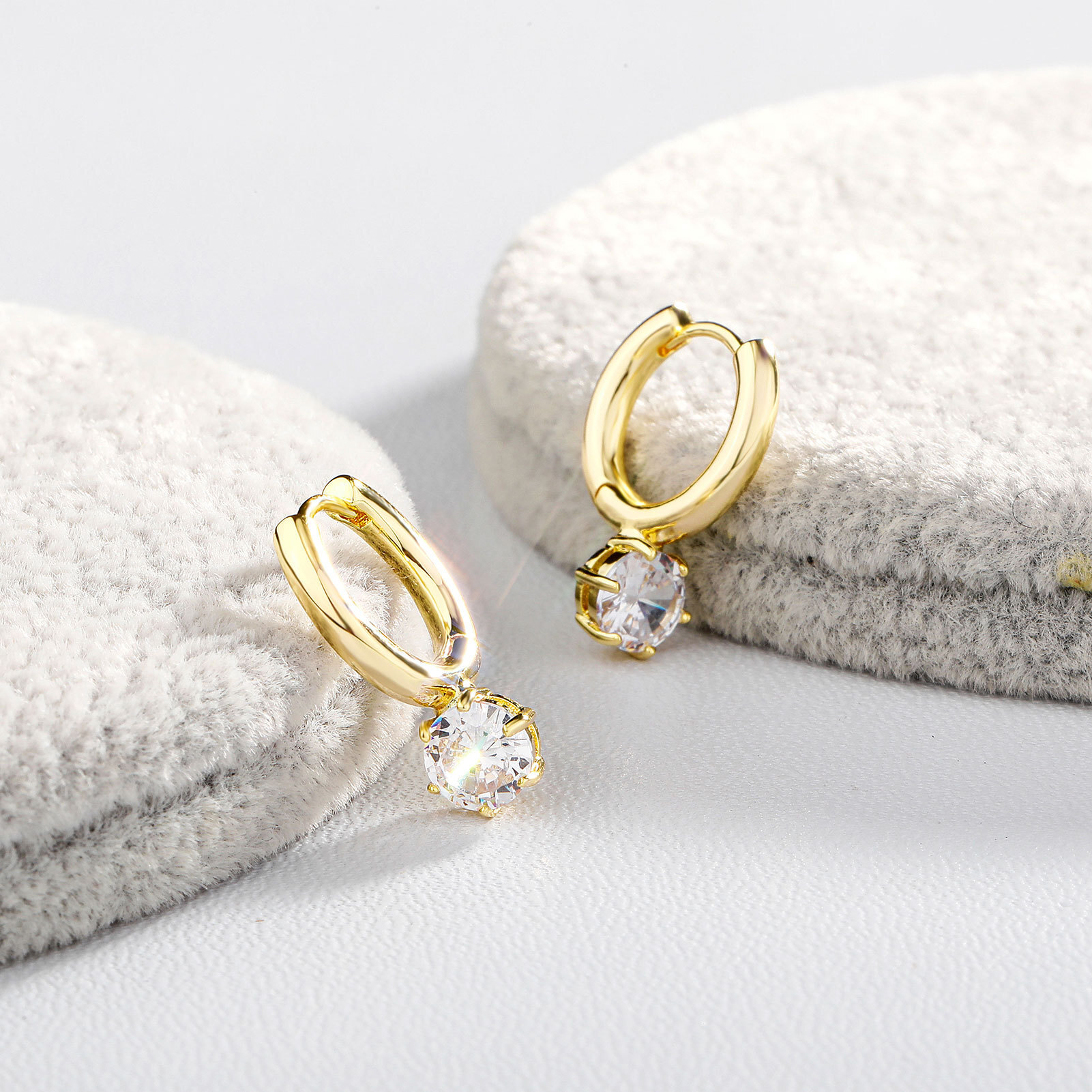 Hot-selling simple moissanite for women, single sparkling Luxury Iced diamond design, understated and sophisticated earrings, Out D VVS Diamond best