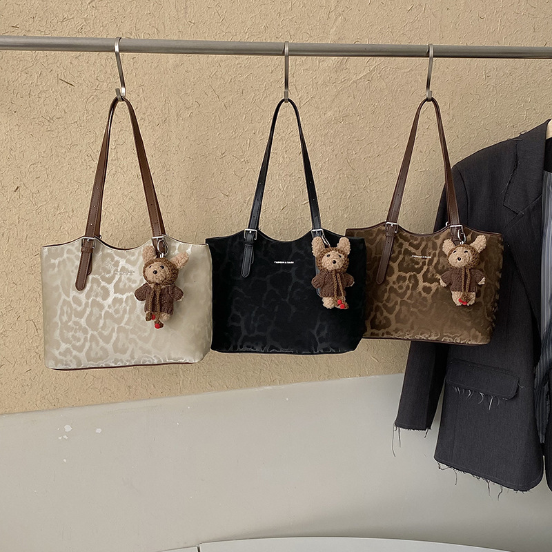 2026 new new crossborder koreanstyle leopard print tote large capacity suitable commuting shoulder bag handbag available for drop shipping free free