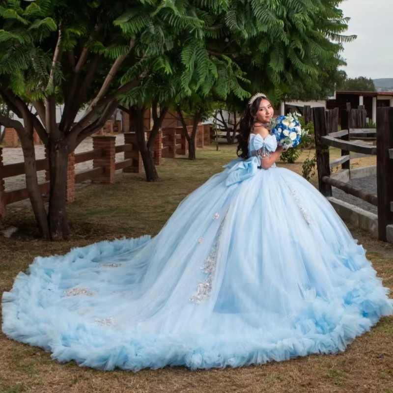 Sky Blue Glitter Quinceanera Dresses Off Shoulder Ball Gown Sweet 16 Dress Applique Lace Beading Crystal Bow Tull Long Tail Party Birthday vestidos
