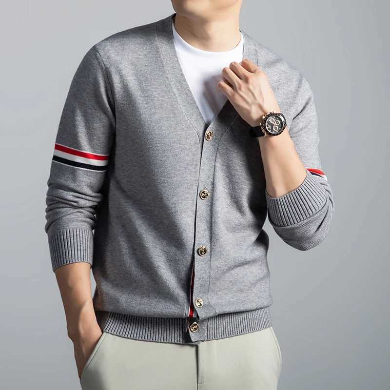 Knitted High End Cardigan Brand Men's Autumn Trend Color Blocked Striped Designer New shawl Korean Casual V-Neck sweater Coat M261016