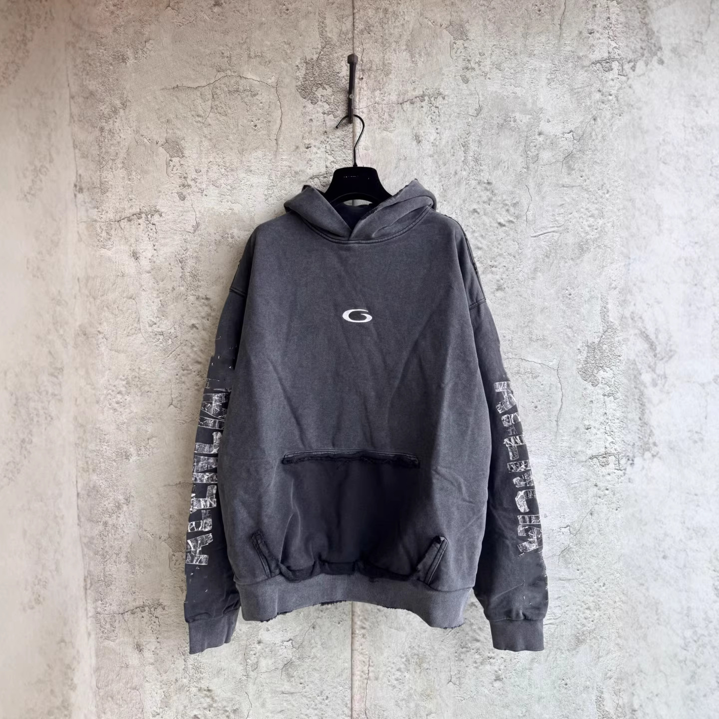 Paris B brand's new double-sleeve letter-printed hoodie, high street style, loose designer luxury fit, distressed and worn, heavy-duty sports s