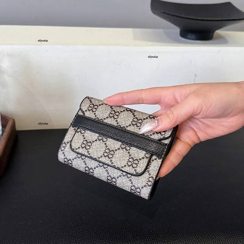 Luxury 2026 New Women's Short Compact Fashion Multi Slot Exquisite Anti Demagnetization Card Bag Designer Coin Wallet