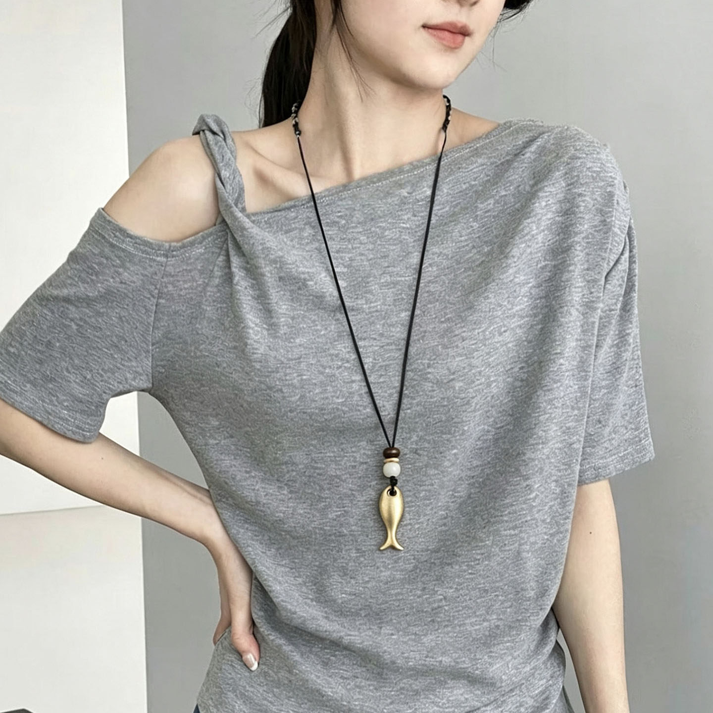 Sunflower Ouni style metal fish pendant necklace for women, high-end black cord chain sweater accessory