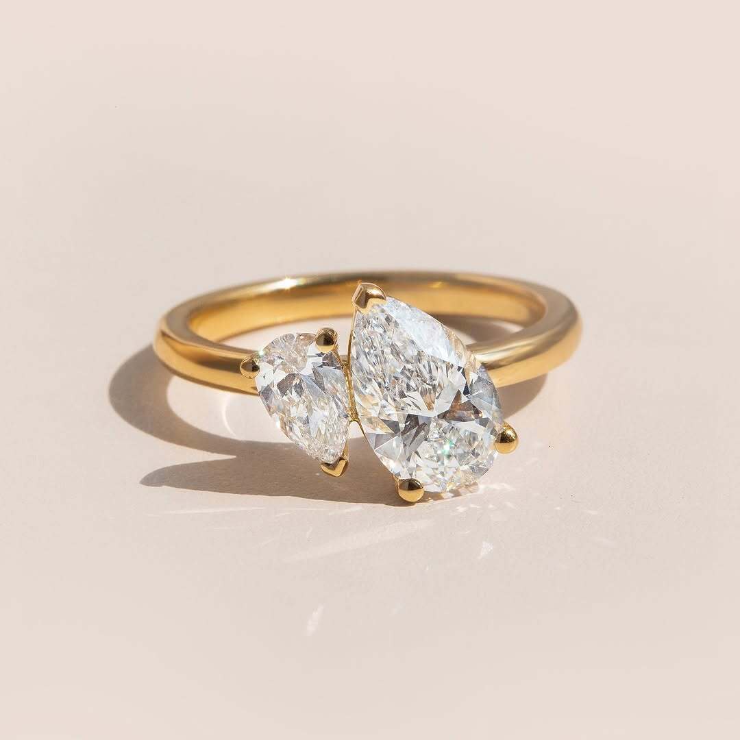 Custom ODM Manufacturer 10K 14K 18K Gold Moissanite Toi Et Moi Women's Engagement Ring Pear Cut VVS Sparkle Minimalist Certified