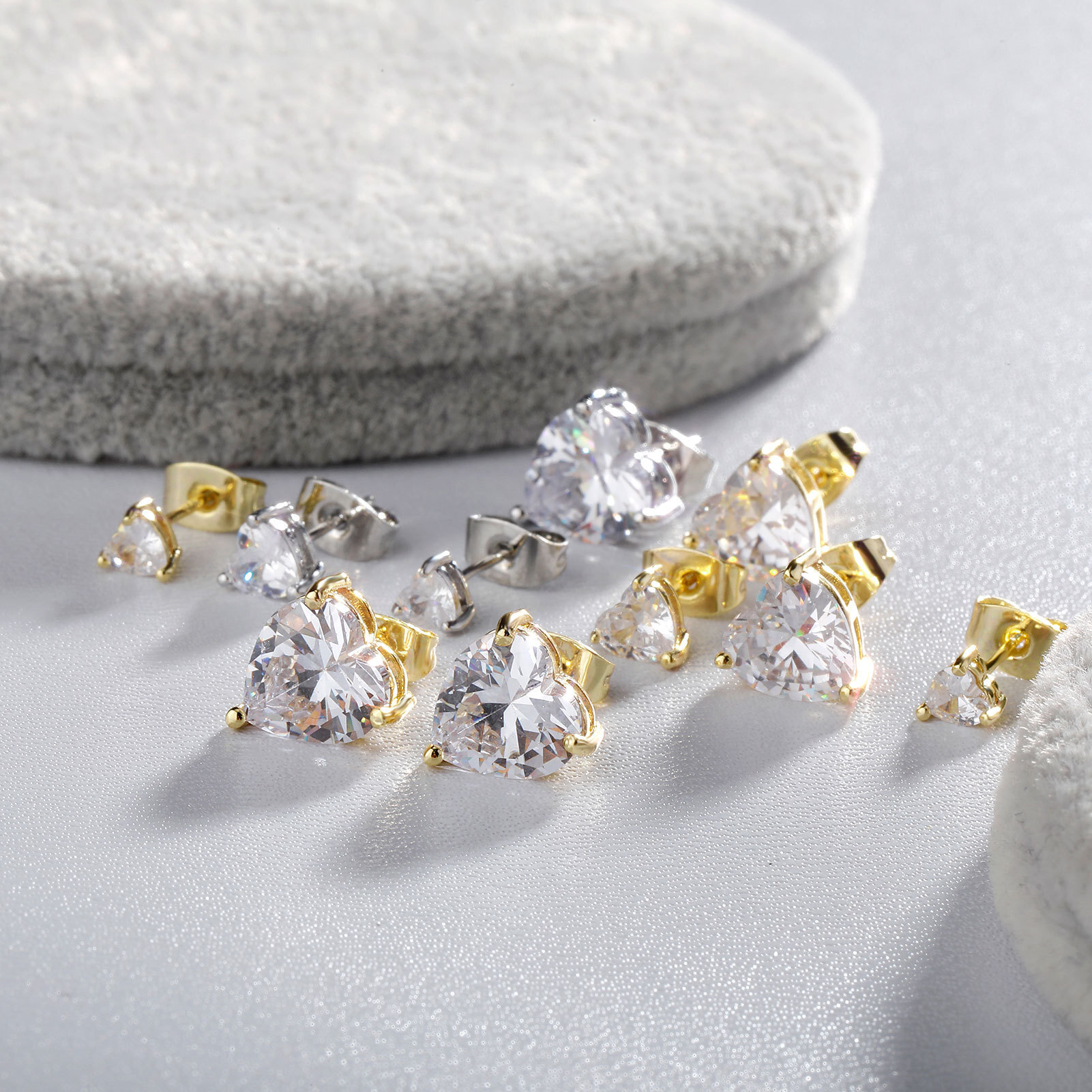 Heart-shaped Out D VVS Diamond Luxury Iced moissaniteia sparkling for women, simple and elegant, light luxury heart-shaped earrings, exquisite 925 s