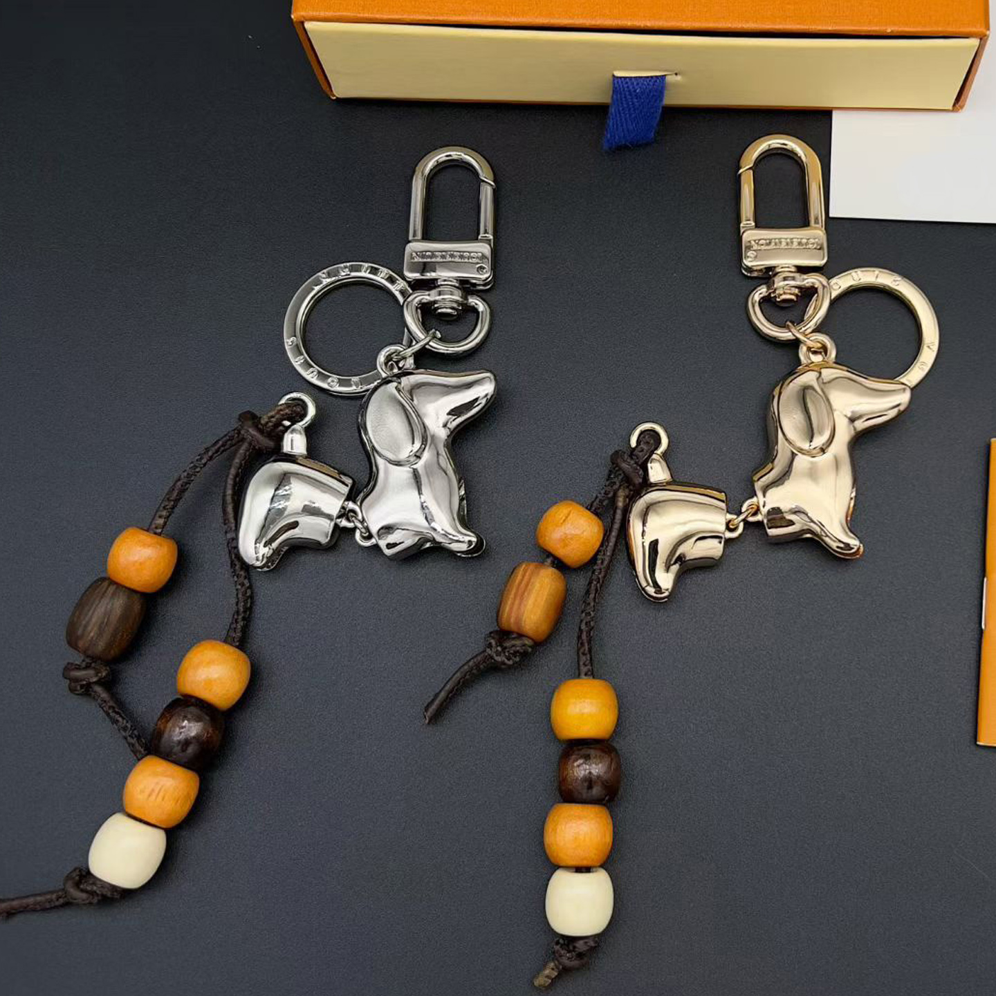 Designer Dog Shape Keychain Elegant Metal Bag Charm Cute Animal Pendant Fashion Wooden Bead Accessory For Women Handbag Decoration Gift