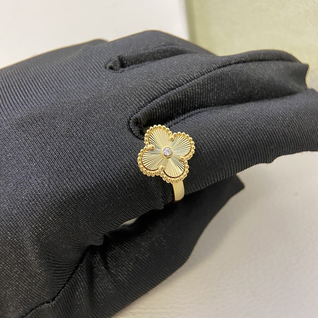 designer ring for women V Four-Leaf Clover Ring Fashion Versatile 18K Rose Gold Natural White Mother-Of-Pearl Red Agate Ring vanlies cleef ring