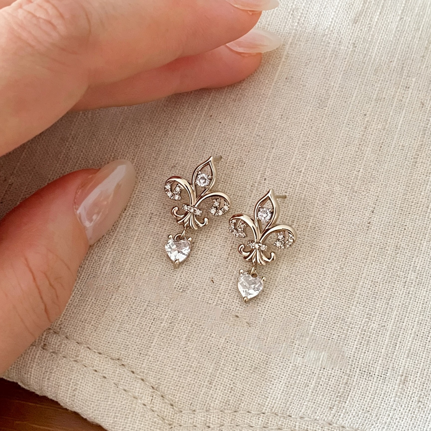 Luxury Elegant Dainty Jewelry Luxury Brand Designer Jewelry Best-Selling Coffee-Colored Iris Flower Earrings, Featuring Diamond Accents, Exquisite V