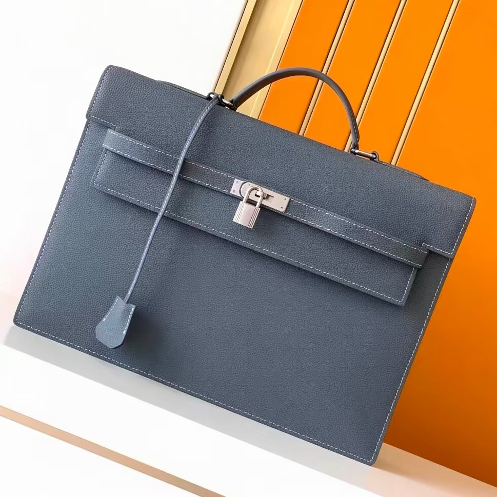 Designer luxury brand men's business briefcase, 10A quality. It can easily hold documents, laptops, contracts and other small business items, i